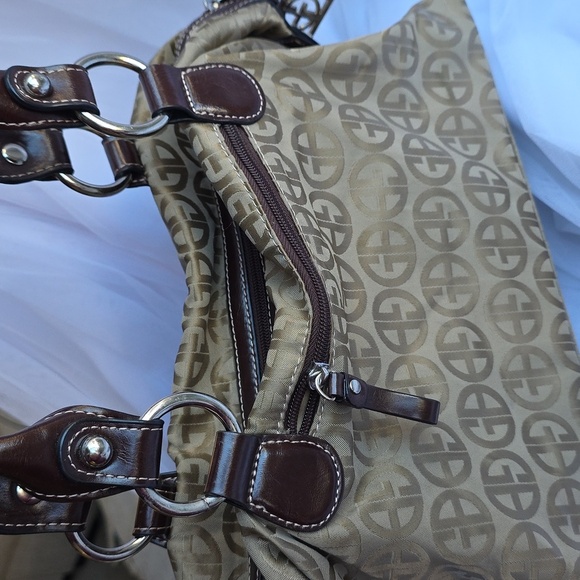 Giani Bernini Elegant Tan Shoulder Bag with Dark Brown Accents - Picture 4 of 12